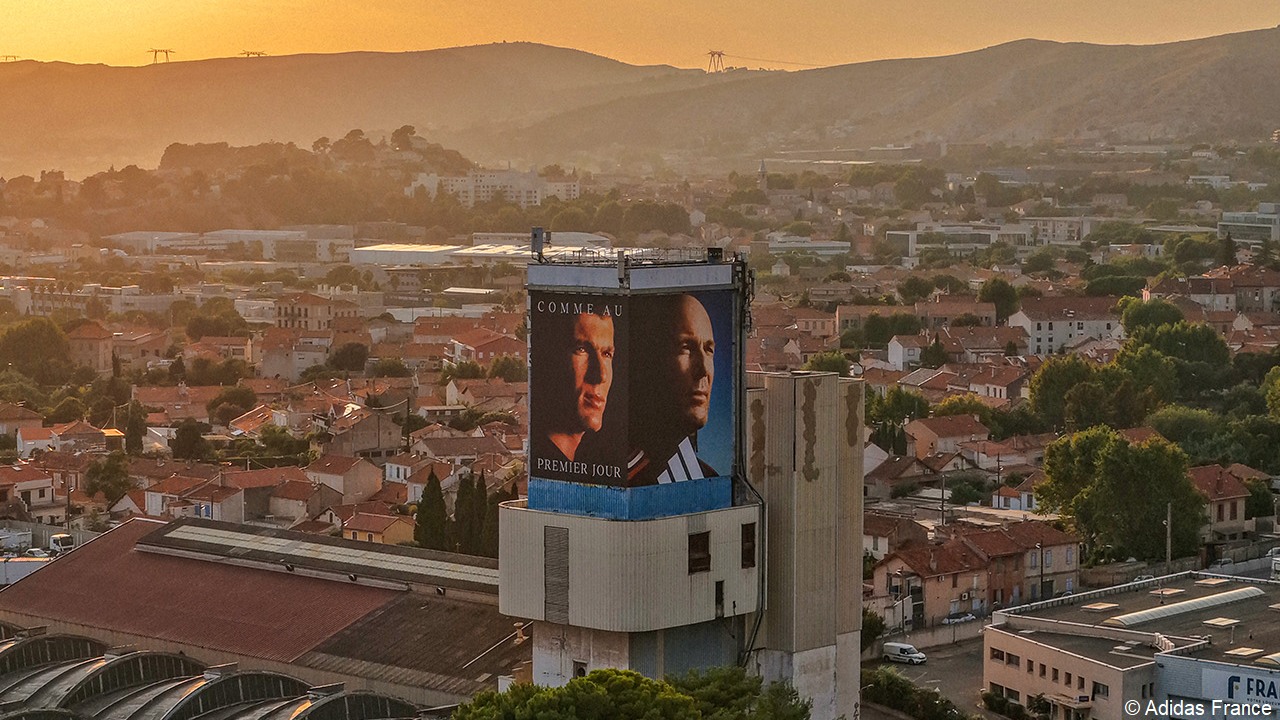 Equipementiers. Adidas affiche à nouveau Zinedine Zidane à Marseille